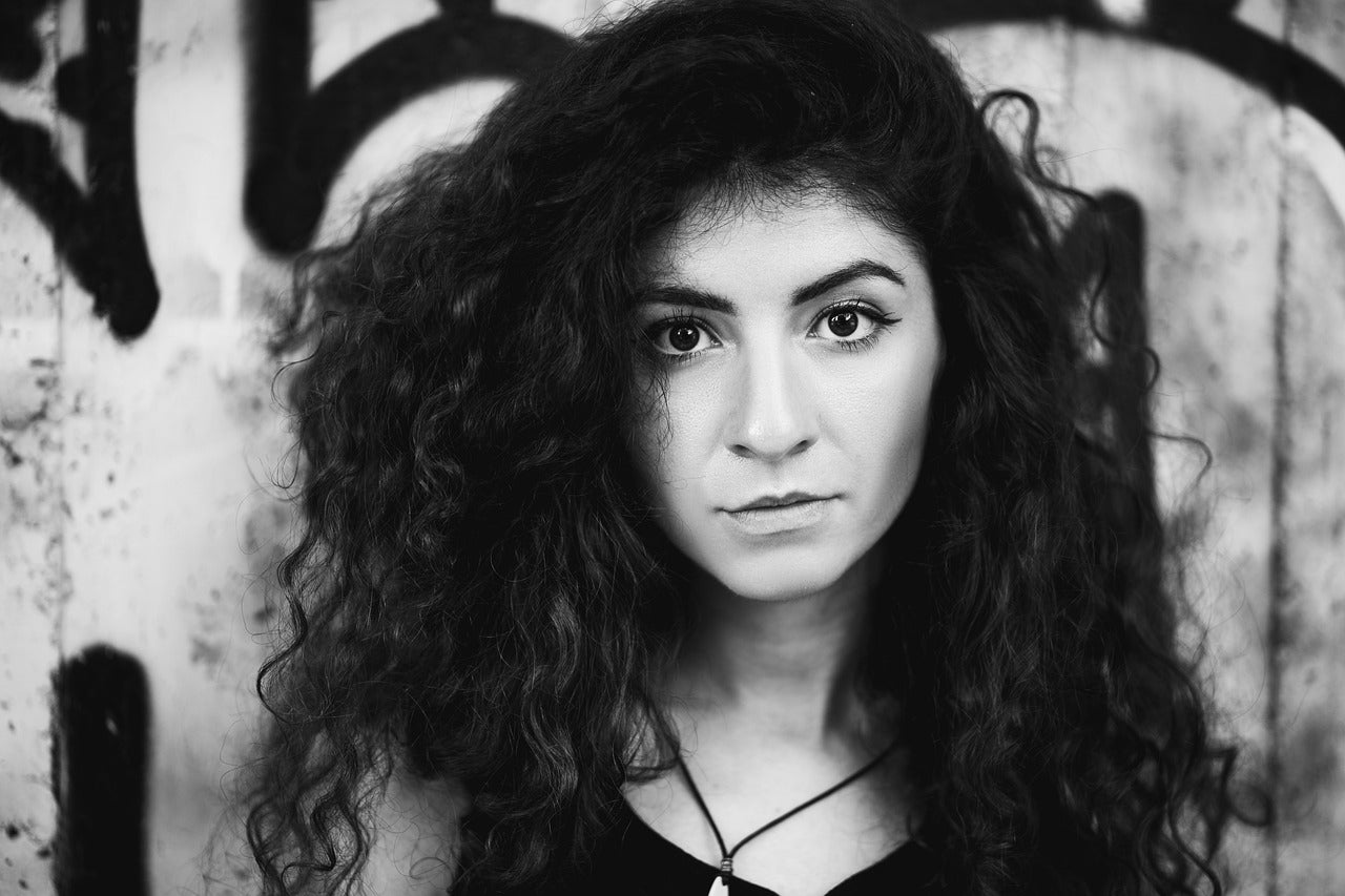 What Causes Frizz? 12 Tips to Reduce Frizz
